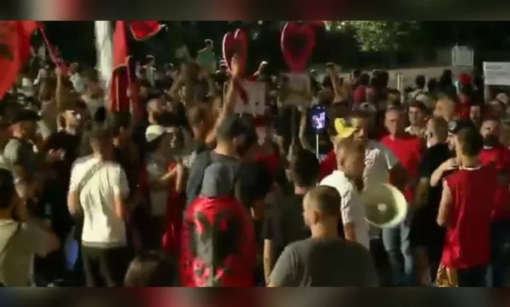54 ditë në protestë/ Mbyllet marshimi në Tiranë, qytetarët: Nesër më shumë, Rama ik