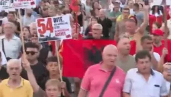 54 ditë revoltë qytetare kundër Edi Ramës/ Protestuesit nisin marshimin nga sheshi “Skënderbej” drejt Kryeministrisë