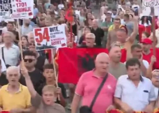 54 ditë revoltë qytetare kundër Edi Ramës/ Protestuesit nisin marshimin nga sheshi “Skënderbej” drejt Kryeministrisë
