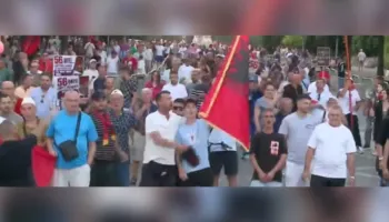 56 ditë protestë/ Nis marshimi drejt Kryeministrisë, qytetarët nuk ndalen: Rama jepe dorëheqjen