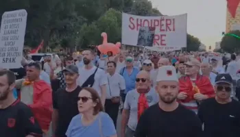 61 ditë protestë, qytetarët marshojnë sërish drejt Kryeministrisë