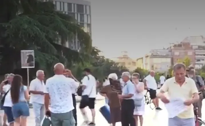 62 ditë protesta të pandërprera për dorëheqjen e Edi Ramës, qytetarët nisin grumbullimin në sheshin “Skënderbej”