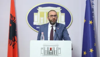 ‘7 shkelje të Kushtetutës’/ PD çon në Kushtetuese marrëveshjen për armatim, Bardhi: Rama vendosi mbi Kushtetutën