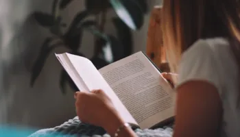 A e dini se librat mund t’ju bëjnë të ndiheni më mirë? Ja çfarë është biblioterapia