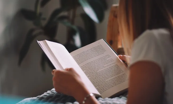 A e dini se librat mund t’ju bëjnë të ndiheni më mirë? Ja çfarë është biblioterapia