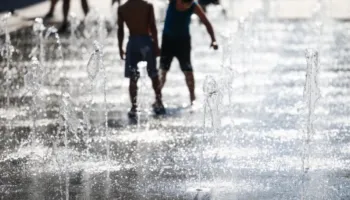 A ndikon përdorimi i ekraneve për të qetësuar fëmijët në aftësitë e tyre për të menduar?