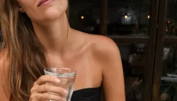 A po pini mjaftueshëm ujë? Këto janë sinjalet që trupi ju jep para dehidratimit