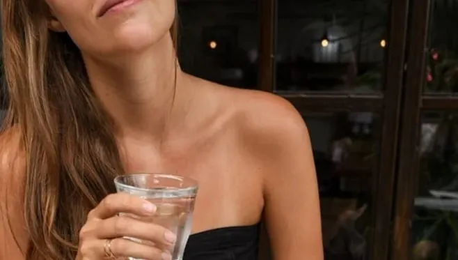 A po pini mjaftueshëm ujë? Këto janë sinjalet që trupi ju jep para dehidratimit