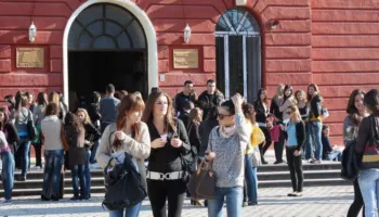 A vlen shkolla në Shqipëri? Mbi 17 mijë persona me arsim të lartë nuk gjejnë punë, shumica të rinj