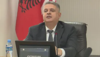 Adnan Xholi, kandidat për postin e Prokurorit të Përgjithshëm. Dorëzon aplikimin në KLP