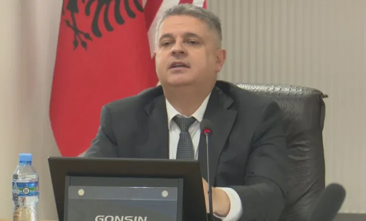 Adnan Xholi, kandidat për postin e Prokurorit të Përgjithshëm. Dorëzon aplikimin në KLP