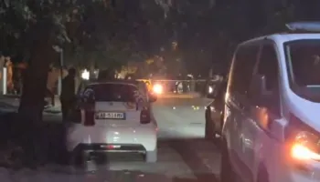 Adoleshentët nxjerrin armët në Elbasan, tre të plagosur nga të shtënat