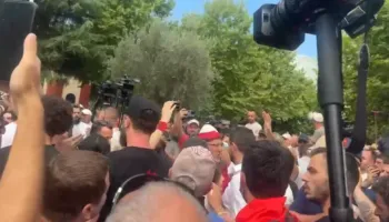 Adriatik Lapaj shkon te protestuesit jashtë Kuvendit, ata e largojnë (VIDEO)