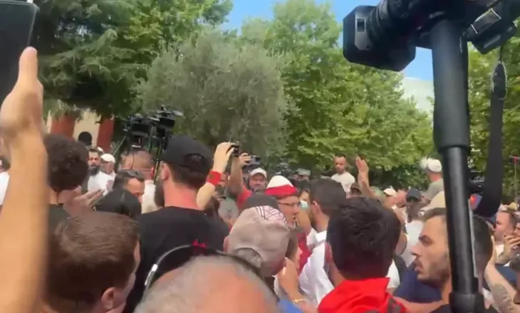 Adriatik Lapaj shkon te protestuesit jashtë Kuvendit, ata e largojnë (VIDEO)