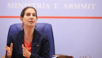 Afati mbyllet më 31 korrik/ Kumbaro apel prindërve: Regjistroni fëmijët në shkolla përmes e-Albania