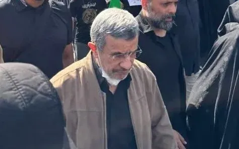 Ahmadinejad rikthehet ‘nga të vdekurit’ shfaqet në funeralin e Khameneit