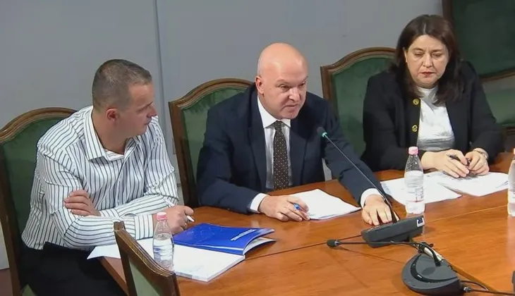 AKEP kërkon ligj të ri: Materialet me dhunë ndaj të miturve të hiqen brenda 30 minutash