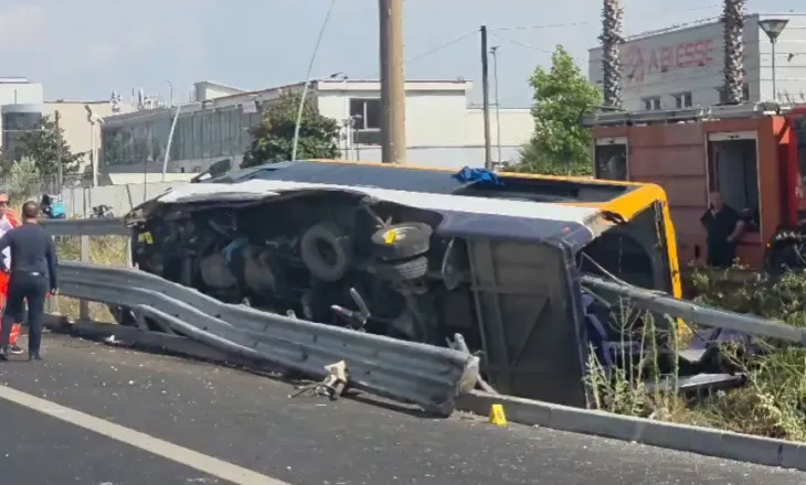 Aksident autobusit në autostradën Tiranë-Durrës, shoferi dyshohet se pësoi arrest kardiak!