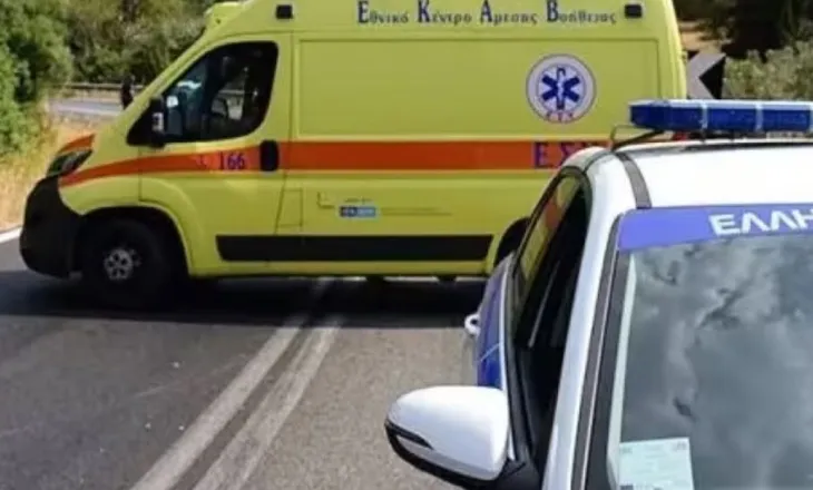 Aksident i rëndë/ Ambulanca përplaset me makinën, humb jetën pacienti që po transportohej