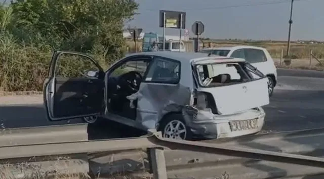 Aksident i rëndë Lushnje-Fier/ Përplaset Volkswagen-i dhe minifurgoni në kryqëzim