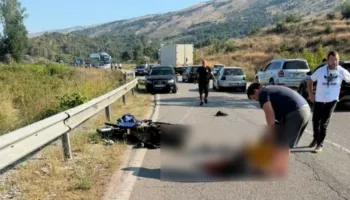 Aksident i rëndë në aksin Gjirokastër-Tepelenë, motoçiklisti përplaset me maunen dhe humb njërën këmbë