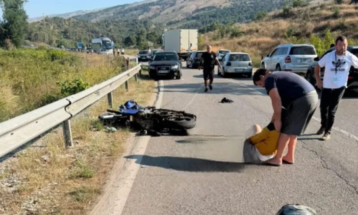 Aksident i rëndë në aksin Gjirokastër-Tepelenë, motoçiklisti përplaset me maunen dhe humbet këmbën