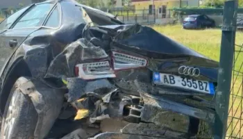 Aksident i rëndë në aksin Lezhë–Shëngjin, 31-vjeçari humb kontrollin e “Audi”-t dhe përplaset me murin e dy makina të parkuara