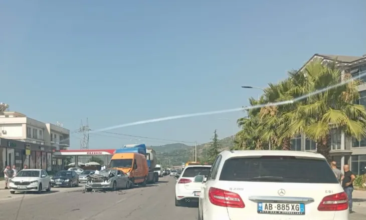 Aksident i rëndë në Elbasan/ Katër automjete përplasen me njëra-tjetrën, dy persona përfundojnë në spital