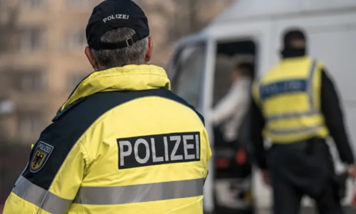 Aksident i rëndë në Gjermani, karvani përplaset me kolonën e makinave, 34 të plagosur mes tyre fëmijë
