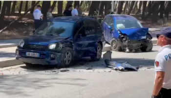 Aksident i rëndë në Vlorë/ Përplasen kamioni dhe automjeti, plagosen dy vajza