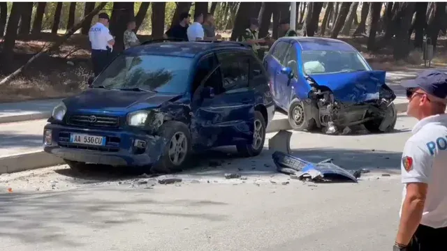 Aksident i rëndë në Vlorë/ Përplasen kamioni dhe automjeti, plagosen dy vajza