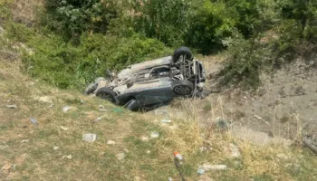 Aksident i rëndë pranë Gramshit, makina del nga rruga dhe rrokulliset disa herë, plagosen dy persona