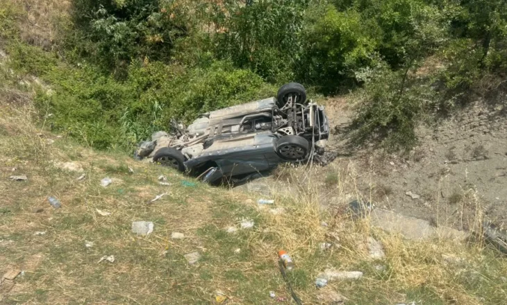 Aksident i rëndë pranë Gramshit, makina del nga rruga dhe rrokulliset disa herë, plagosen dy persona