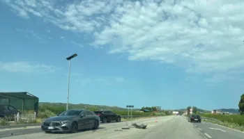 Aksident i trefishtë në aksin Peqin-Elbasan, lëndohen dy persona