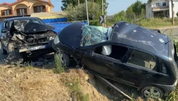 Aksident me vdekje në aksin Çermë-Divjakë, humb jetën 39-vjeçari/ 5 të plagosur, mes tyre 3 fëmijë