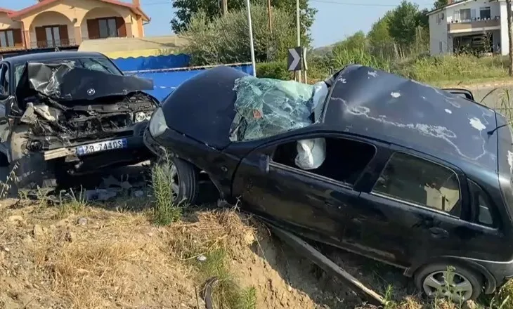 Aksident me vdekje në aksin Çermë-Divjakë, humb jetën 39-vjeçari/ 5 të plagosur, mes tyre 3 fëmijë