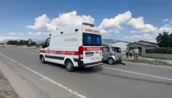 Aksident mes tre automjeteve në aksin rrugor Korçë-Pogradec, një i plagosur