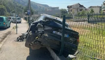 Aksident në afërsi të lapidarit në Lezhë-Shëngjin, ‘Audi’ përfundon mes gardhit metalik, shkak dyshohet…