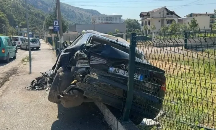 Aksident në afërsi të lapidarit në Lezhë-Shëngjin, ‘Audi’ përfundon mes gardhit metalik, shkak dyshohet…