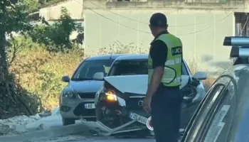 Aksident në aksin Fier-Patos/ Dy makina përplasen me njëra-tjetrën, plagoset një prej drejtuesve të mjeteve