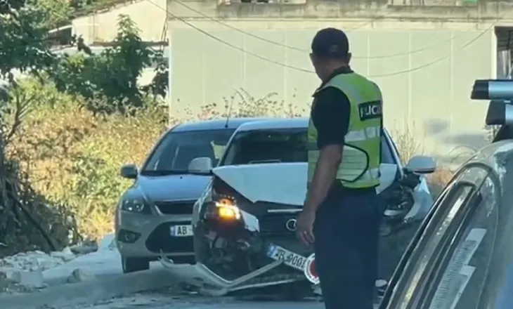Aksident në aksin Fier-Patos/ Dy makina përplasen me njëra-tjetrën, plagoset një prej drejtuesve të mjeteve