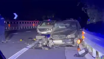 Aksident në aksin Librazhd-Elbasan, zjarrfikësit nxjerrin nga makina gruan e bllokuar brenda