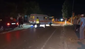 Aksident në aksin Lushnjë-Berat/ Benz-i përplas nga pas një automjet, e moshuara dërgohet me urgjencë në spital
