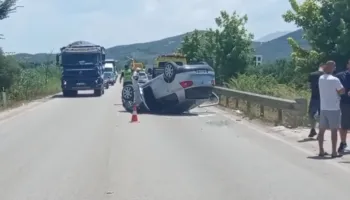 Aksident në aksin Lushnjë–Berat, makina përmbyset në Çukas, katër të plagosur