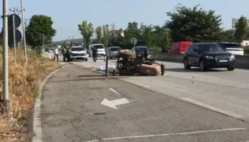 Aksident në aksin Rrogozhinë-Lushnjë! Furgoni përplaset me zetorin, një i plagosur rëndë (Emri)