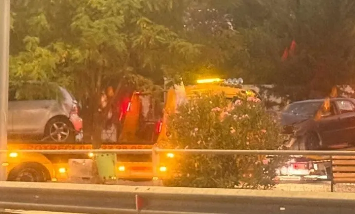 Aksident në aksin ‘Tepelenë-Memaliaj’, përplasen ‘kokë më kokë’ 2 automjete, 4 persona të plagosur