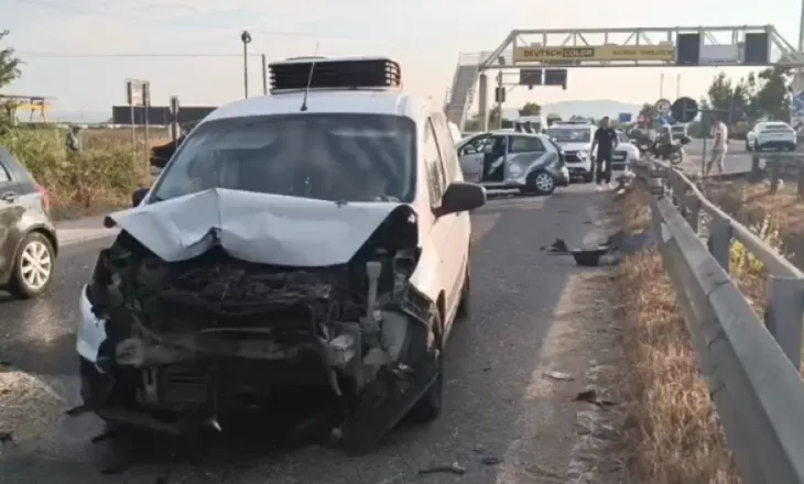 Aksident në autostradën Lushnje-Fier, një nga shoferët përfundon në spital