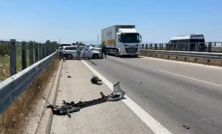 Aksident në autostradën Tiranë-Durrës, përplasen dy automjete pranë Maminasit