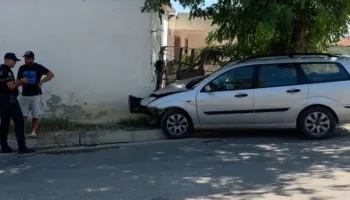 Aksident në Fier, automjeti del nga rruga dhe përplaset me murin, plagoset rëndë i mituri