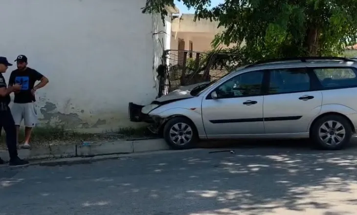 Aksident në Fier, automjeti del nga rruga dhe përplaset me murin, plagoset rëndë i mituri